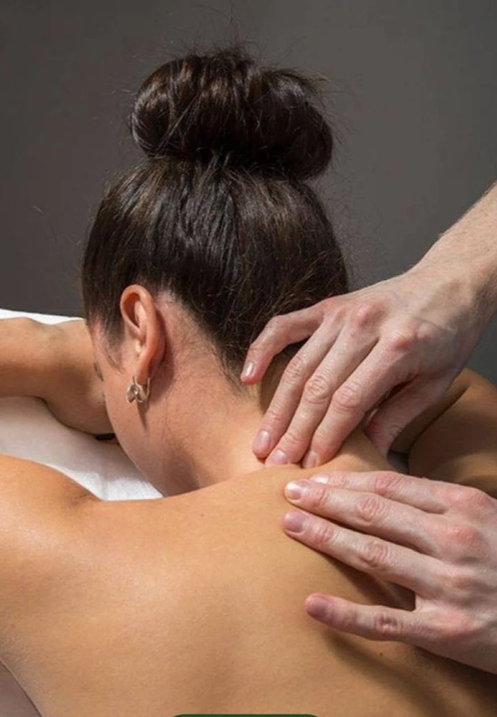 Sesión de masaje holístico en Serena Spa con aceites esenciales y toallas orgánicas de lino
