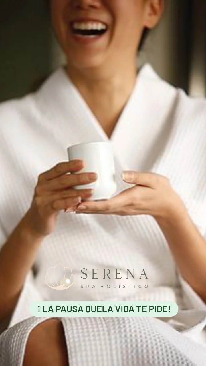 Masaje terapéutico relajante en camilla con sábanas de lino beige en Serena Spa